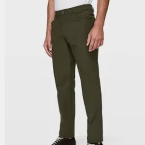 Lululemon Men’s Pant.  Nearly New. Size 30